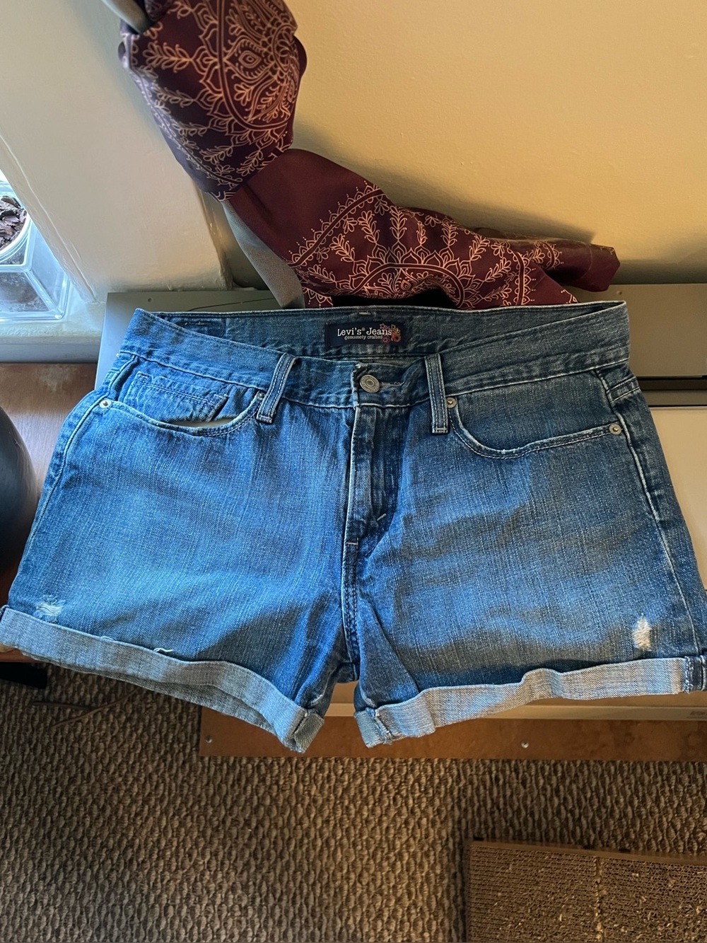 Levi’s Women’s Rolled Hem Distressed Denim Shorts Size 7 Medium Wash